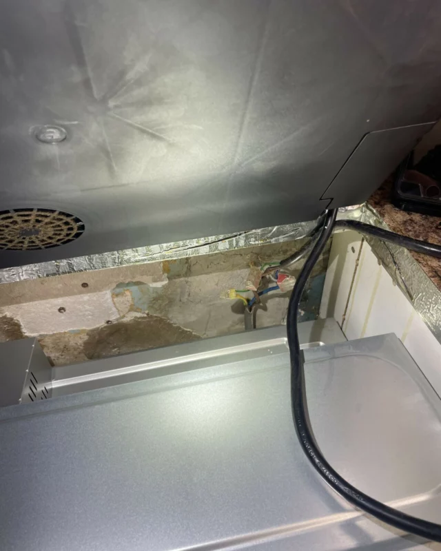 “Part P clearly wasn’t enough to stop this kitchen fitter from working his magic. Just WOW!!!!!” 😱⠀
⠀
Check out this #caughtoncamera sent in by Lee Ward 📸⠀
∙⠀
∙⠀
∙⠀
#shocking #caughtoncamera #kitchenfitter #partp #electricalinstall #electriciansofinstagram #electricianslife #sparky #sparkylife